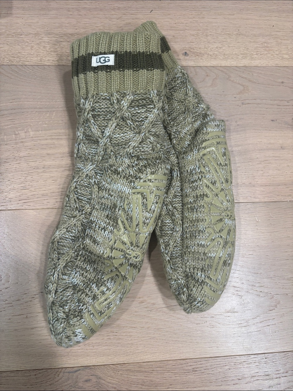 UGG woman’s Olive Green Cable Knit Crew Socks - Picture 2 of 3